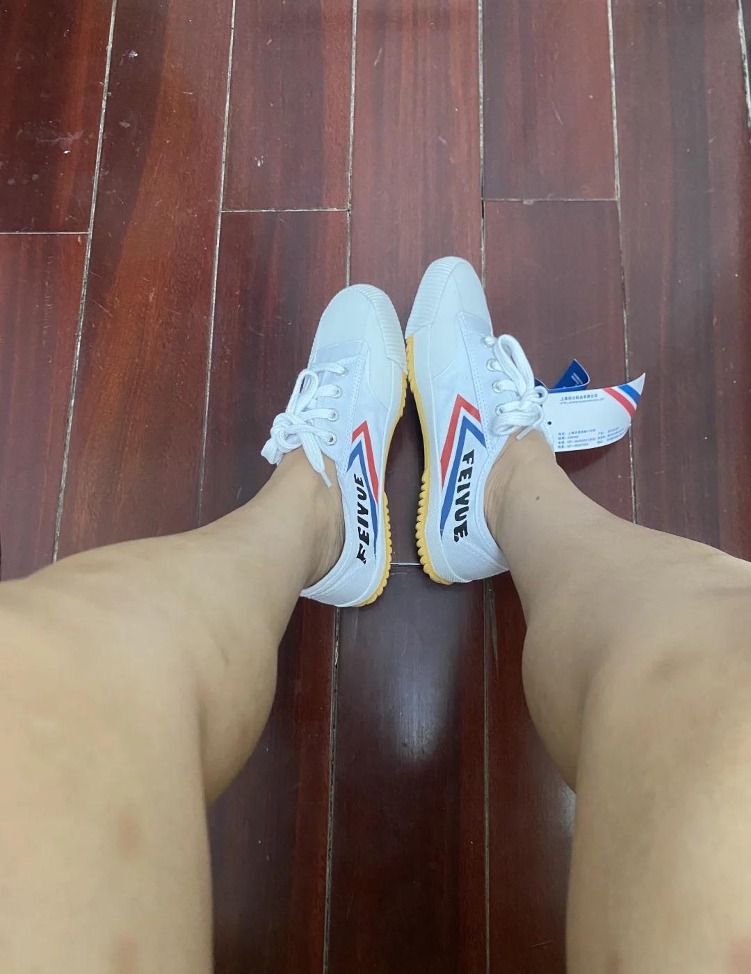 告诉我你们的飞跃多少钱买的？
这个鞋底为什么没有那个红色圆圆的？
