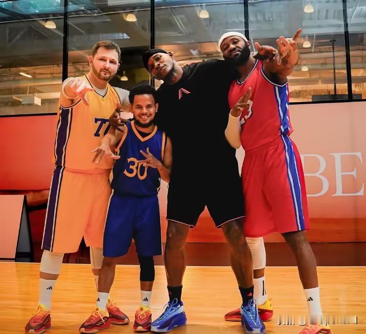森林狼队球员爱德华兹正在菲律宾马尼拉参加商业活动，而他在当地还与模仿詹姆斯、东契