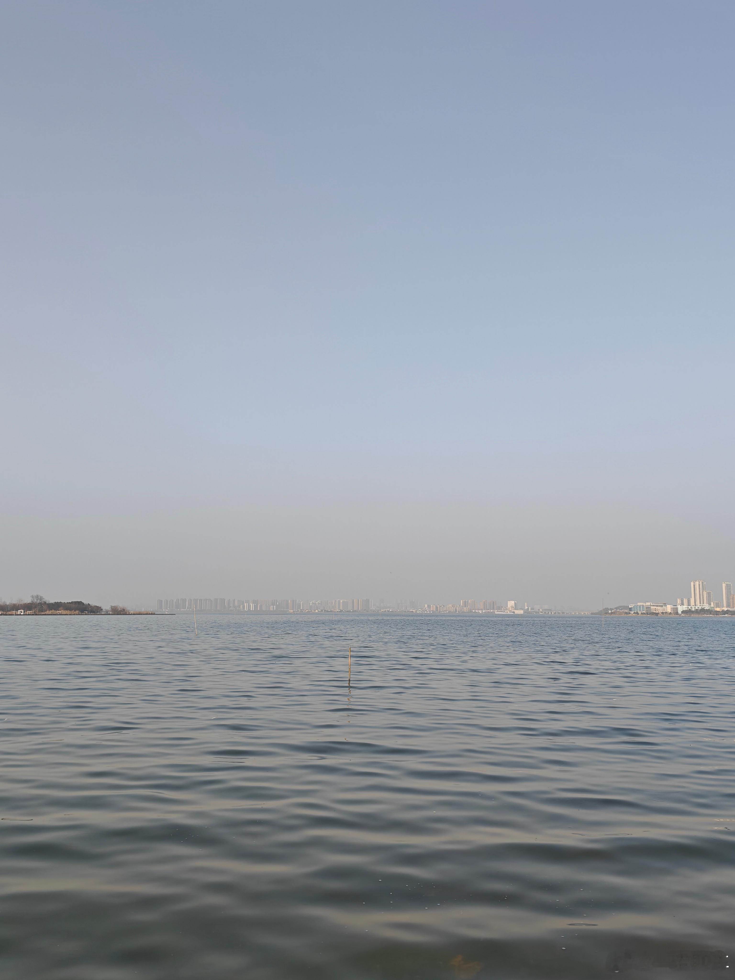 性格太细腻的人 会很容易感觉被满足 但是更多时候 会被痛苦包围 因为你太敏感 太