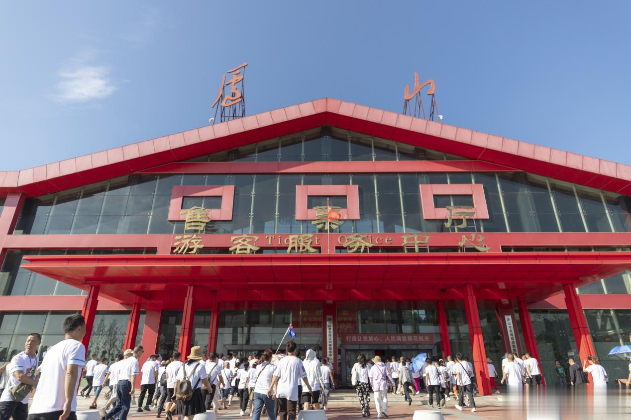 #庐山居民敲锣打鼓欢迎游客#【江西庐山：礼遇千人团 优化服务迎旺季[心]】“庐山