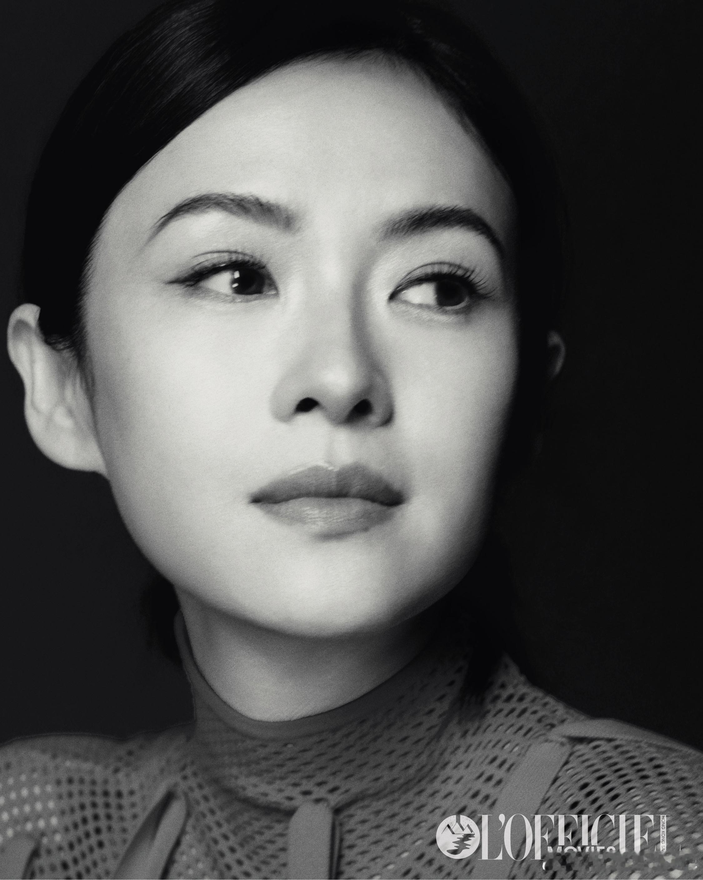 章子怡奖杯版脸颊比心三连荣誉到手！香港编剧奖、亚洲电影大奖、CMG盛典奖项齐聚，