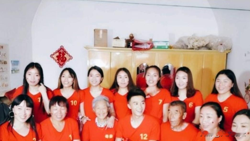山西一对夫妻，生了11胎全是女儿，丈夫眼看妻子生不出儿子，无奈决定放弃。谁料，1