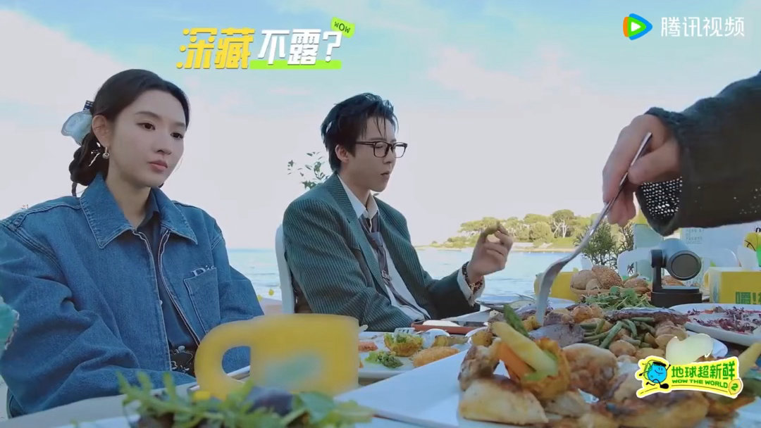刘宇宁说自己画画很好，单曲封面都是自己画的，王姐听到立马拿起手机开始搜，给出的评
