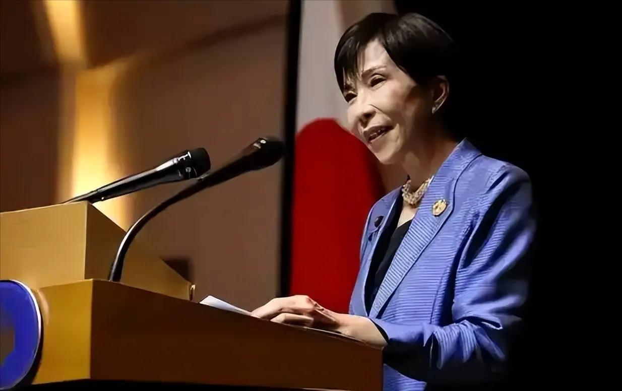 我媳妇平常只喜欢化妆，如何好看，从来就不关心政治。
但这次意外看到了高市早苗照片