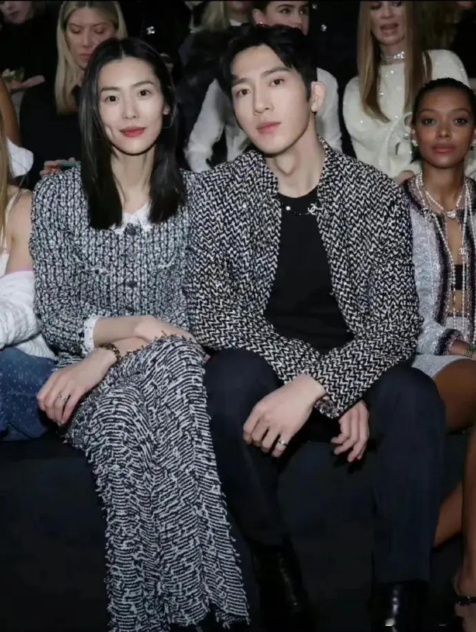 井柏然刘雯机场十指紧扣2月10日，刘雯井柏然现身机场，两人的互动成功引起了不少路