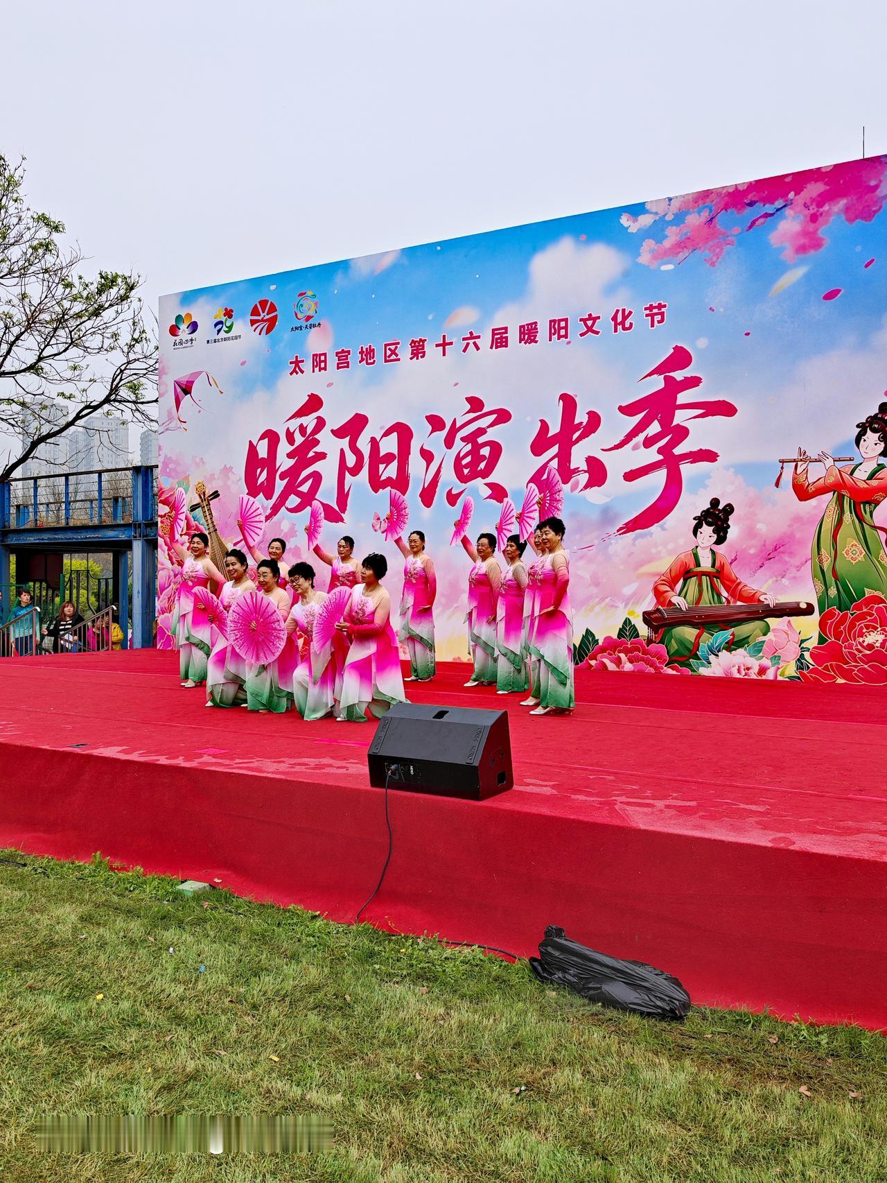 太阳宫公园的暖阳演出季太绝了！我上周去体验了一把，现场氛围超棒。公园里人来人往，