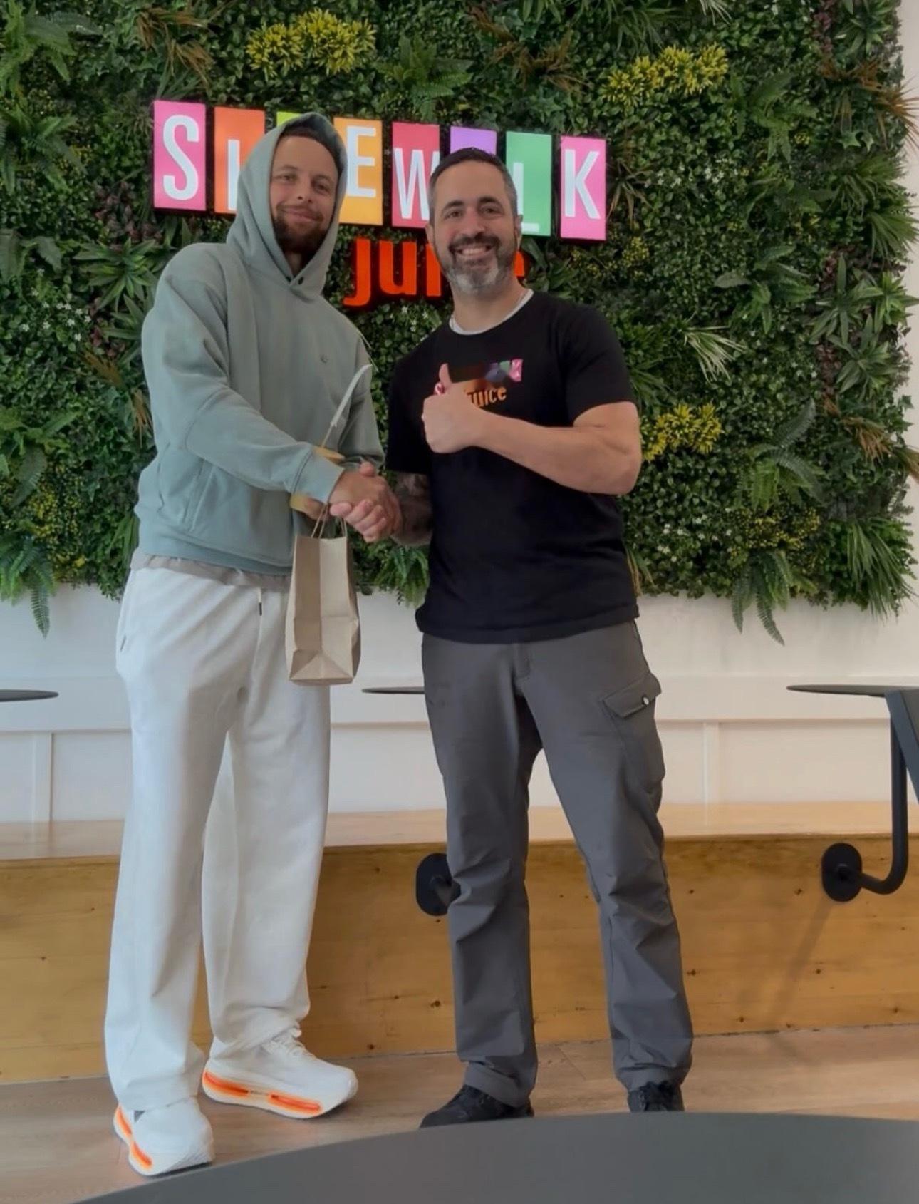 库里昨天去SideWalkJuice买饮料上脚了Nike Vomero Prem