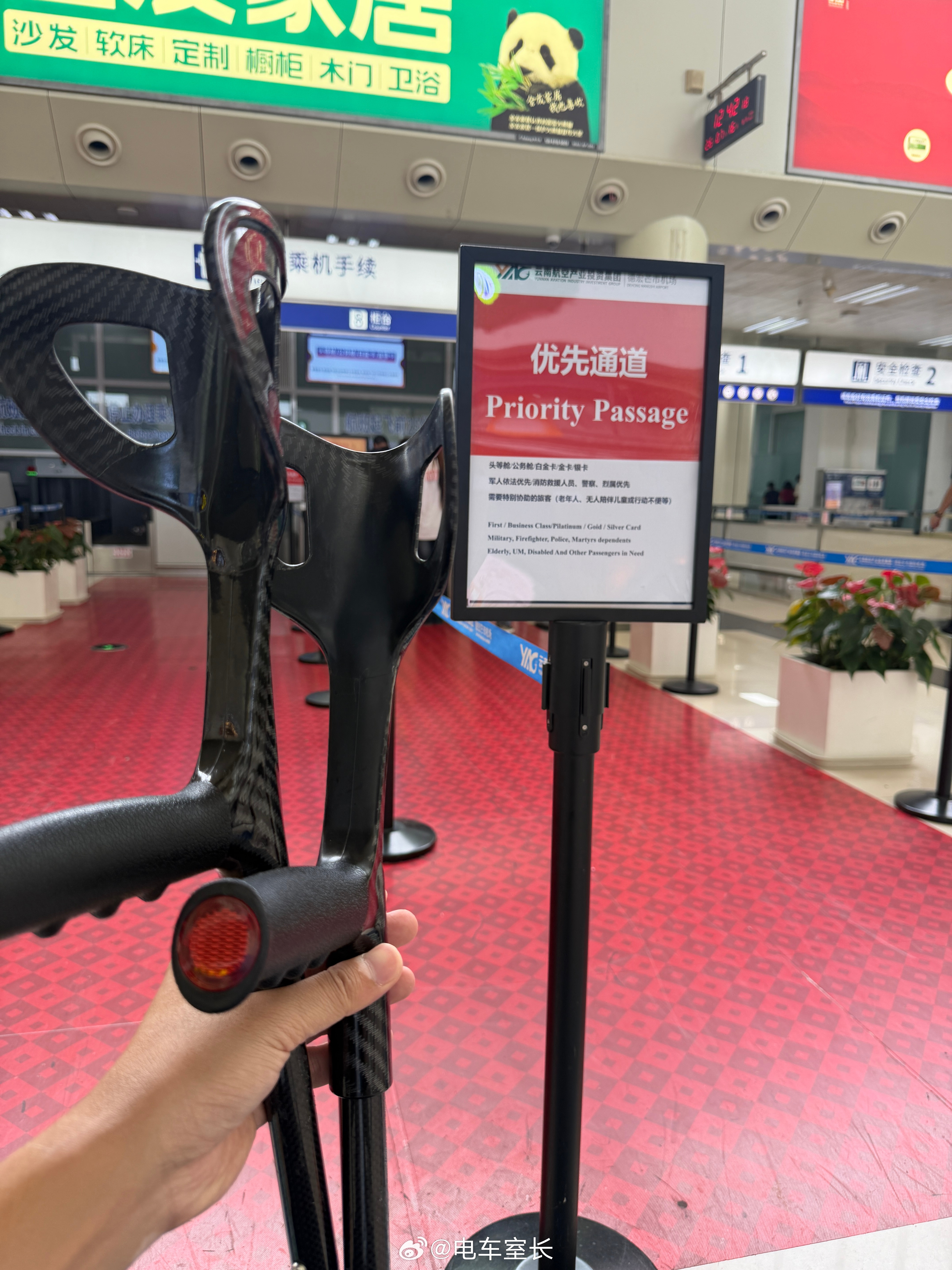 自从脚受伤后，还是感受到了很多的善意。路上很多人都会主动帮忙，或者在餐厅机场等被