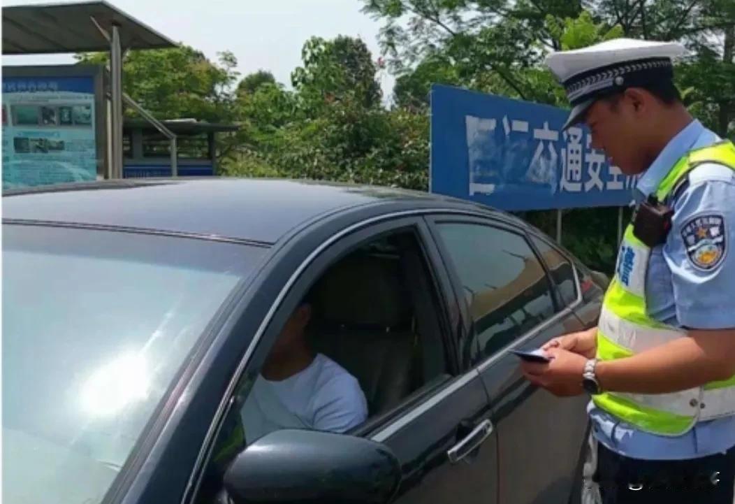 请问：驾驶证过期多久会作废？
答案：3年

请问：电子驾驶证交警认可吗？
答案：