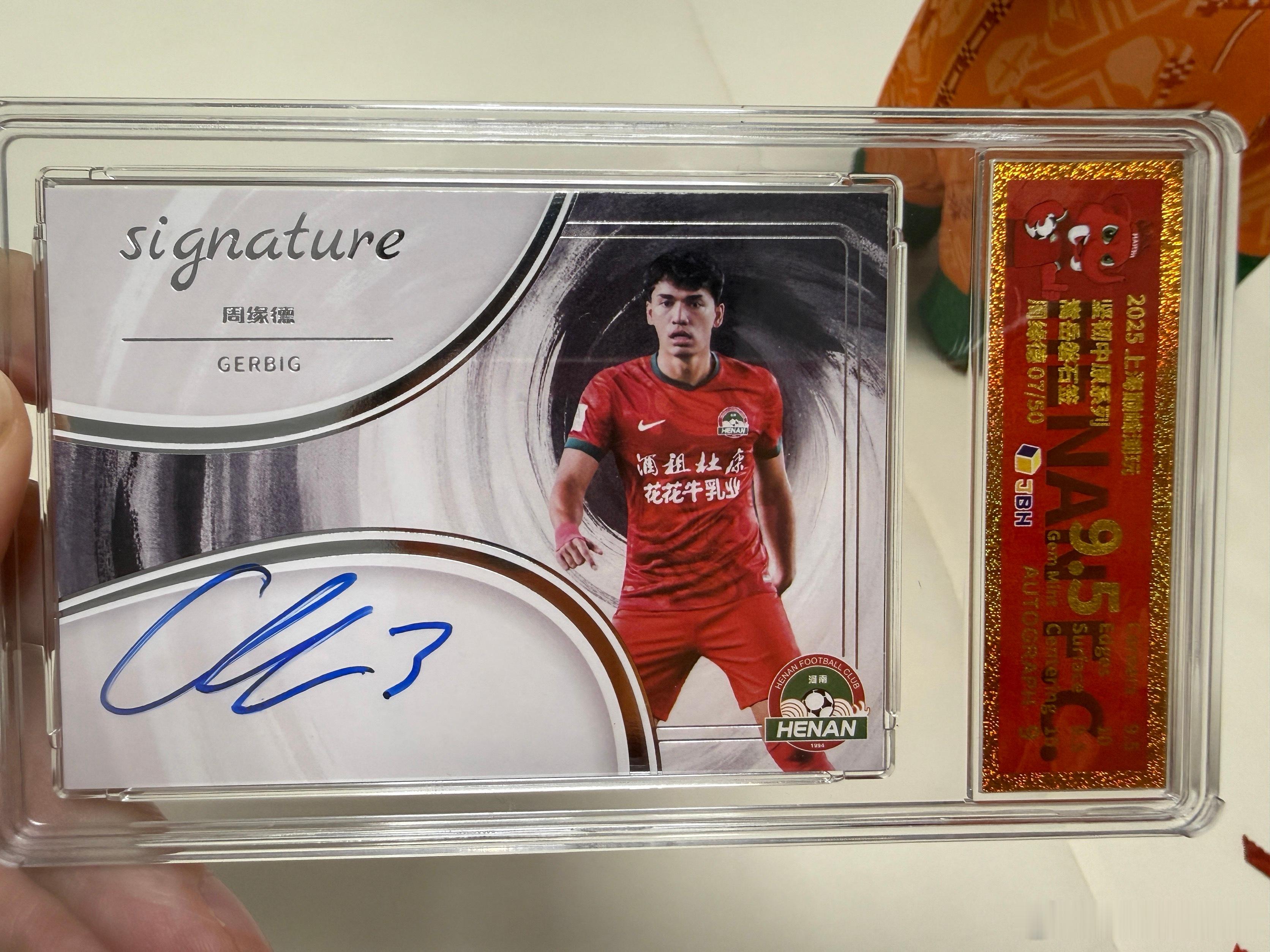 河南队  预售 298 元/盒的河南俱乐部官方球星卡，保底一张亲签。这款周边如何
