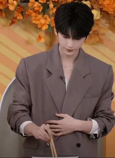 张凌赫 女孩一定得吃碳水温柔何医生既视感！张凌赫在直播里暖心叮嘱粉丝吃碳水，从科