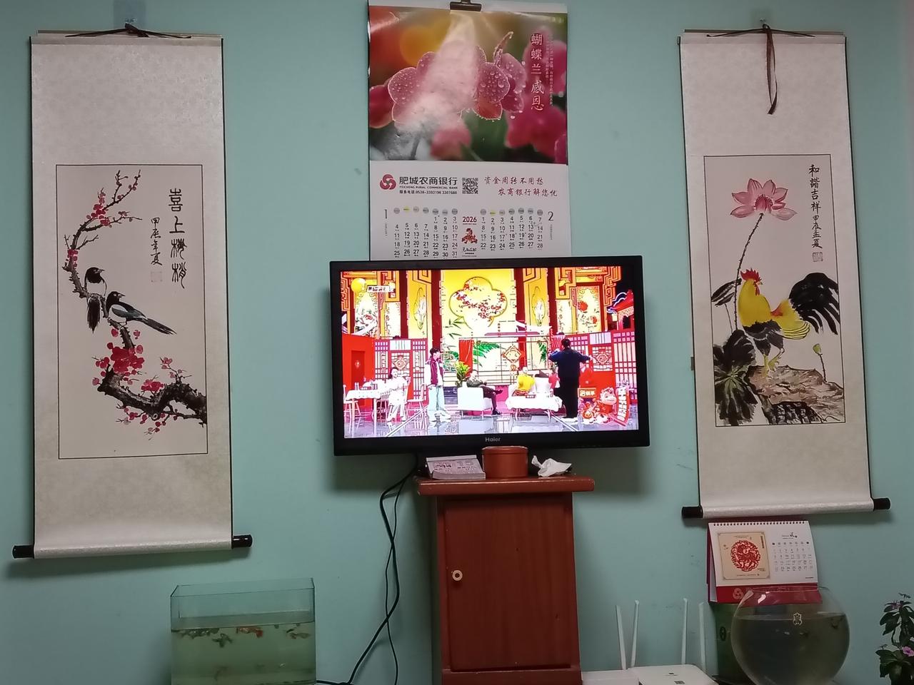 我家的电视墙有了新变化，自己画的“喜上梅梢”，“和谐吉祥”两幅画，装裱上挂在电视