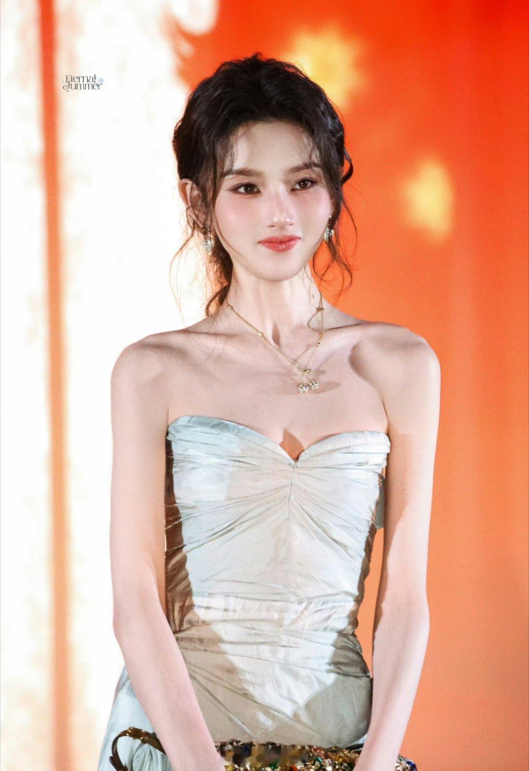 宋祖儿今日份活动妆造图来了，从十八岁就开始参加花儿与少年出现在大众面前到如今，真