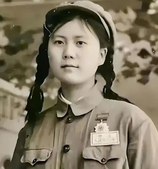 1951年，志愿军女护士的眼睛被炸瞎，陷入昏迷。谁料醒来后，竟听到美军在自己身边