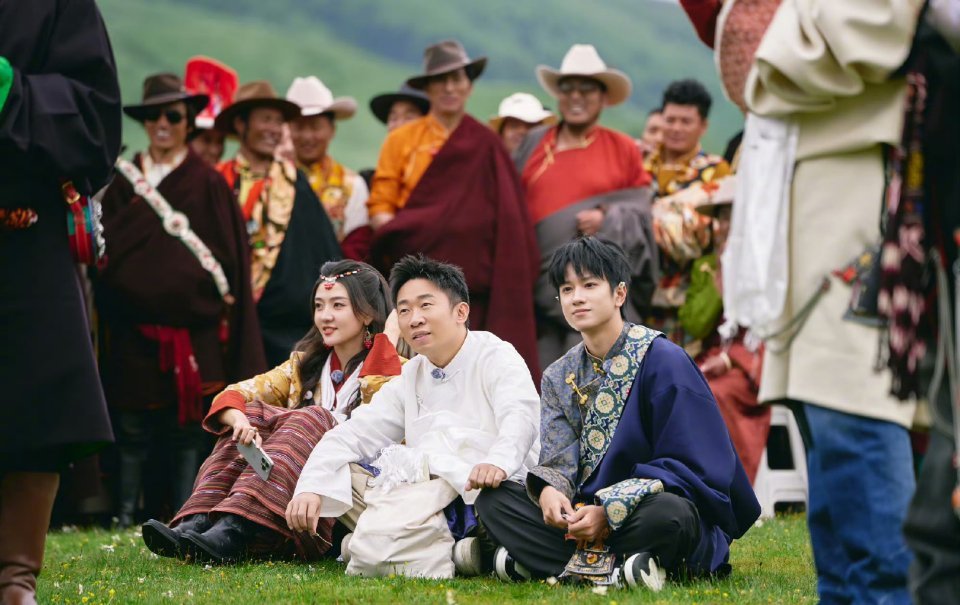 #看旅行任意门种草了甘孜道孚#走吧，跟随《旅行任意门》一起探索甘孜道孚的绝美秘境