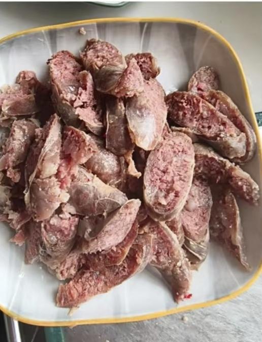 你灌的香肠一切就散？85%的人败在搅拌少转一圈。
肉馅先冷藏两小时，锁住水分。