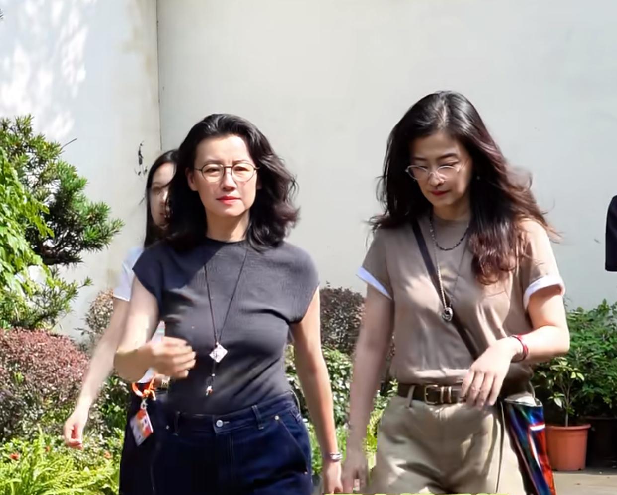 我天！
在横店偶遇真的没认出是安杰和德华，
刘琳老师剧里剧外两般模样，
直接去拍