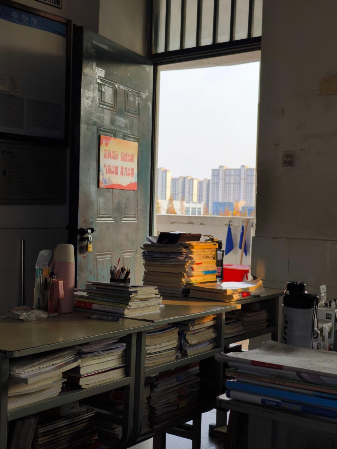 校园前门是青春的取景地那扇普通的班级前门，框住了多少流动的青春？上课铃响，气喘吁