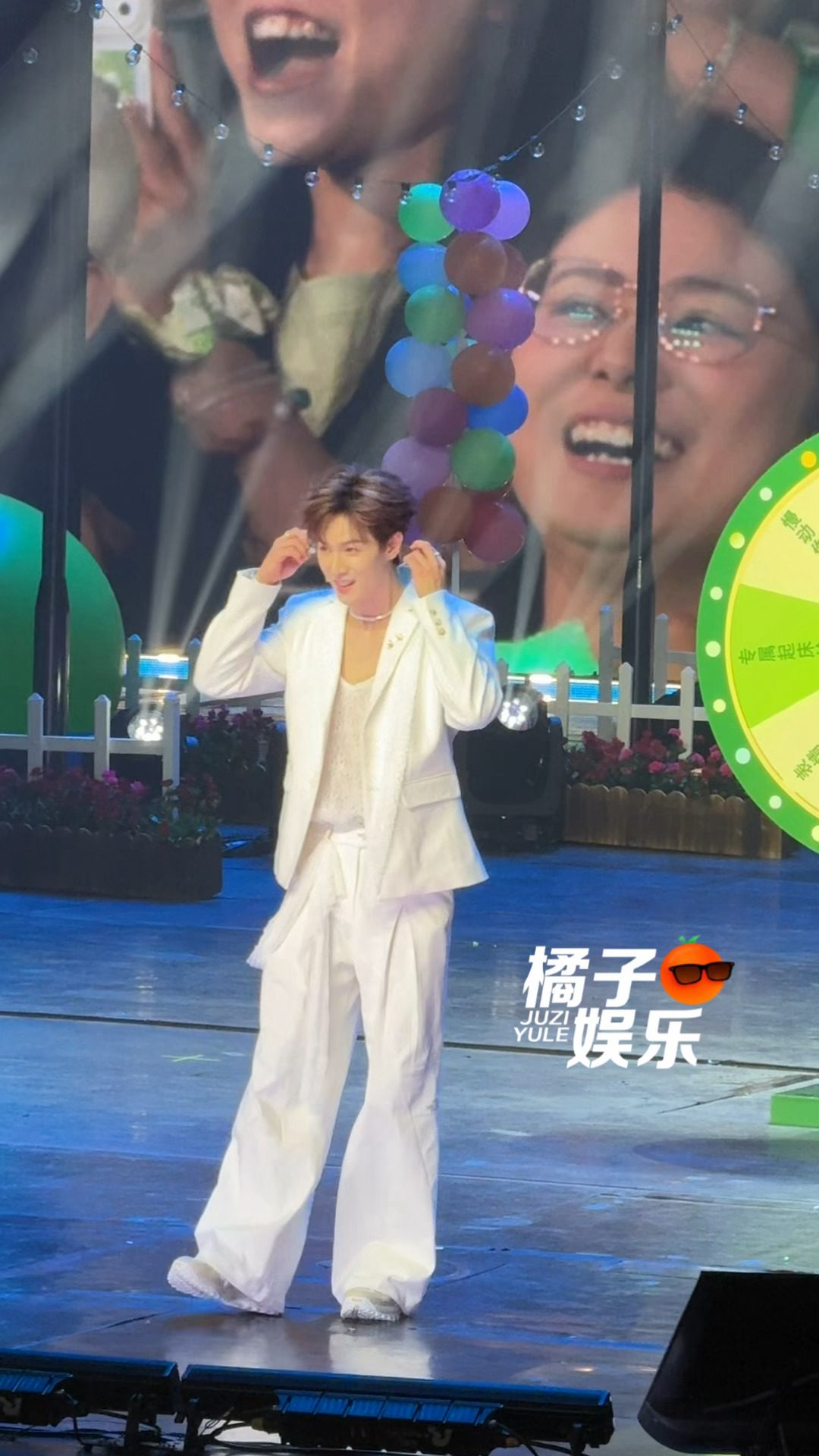 小林把耳机拿下来听台下粉丝在喊什么：脱掉！！听到之后 又默默把耳机戴回去了“听懂