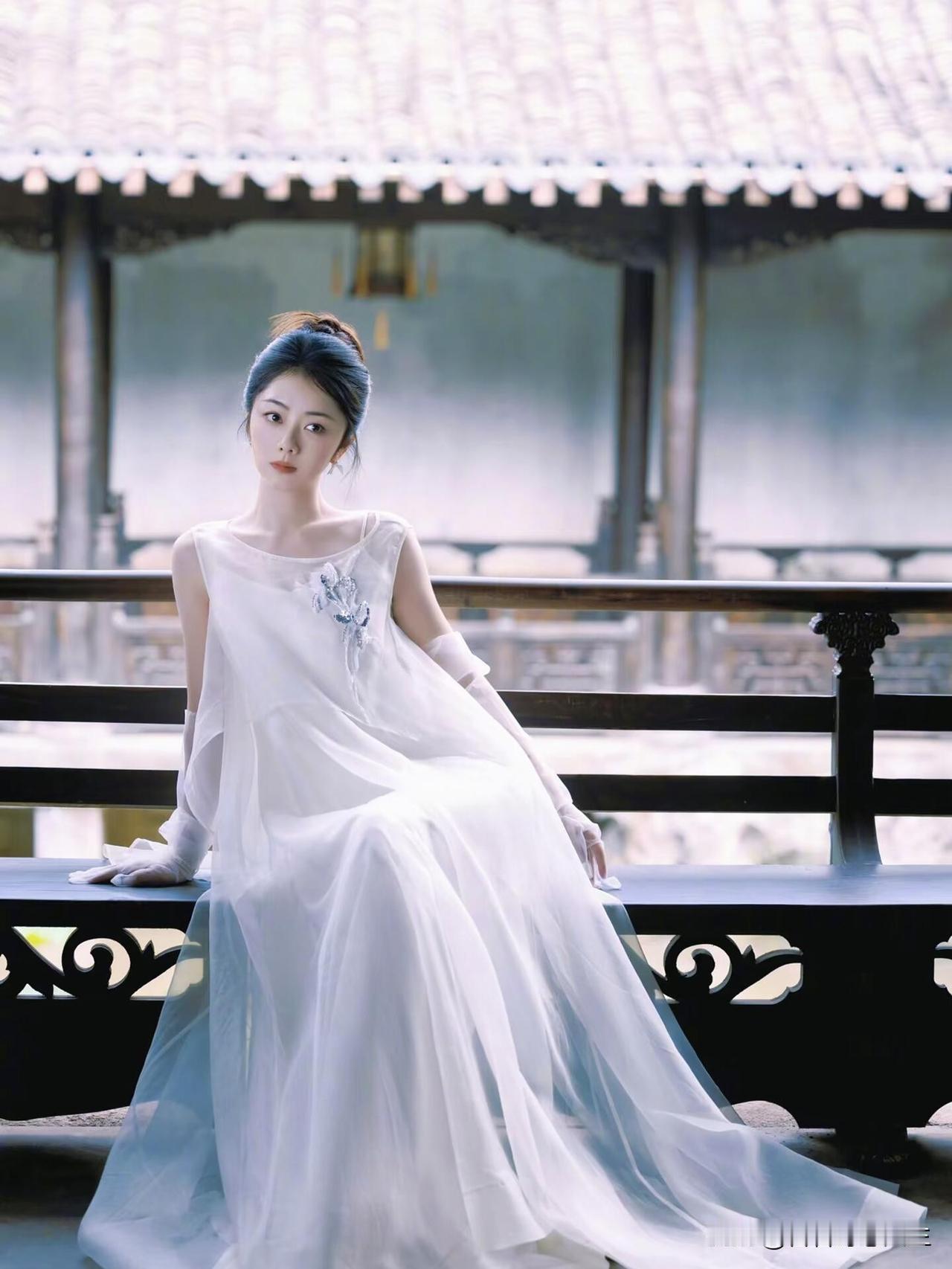 轻纱拂面，古韵悠长。温婉轻裳 仙气轻纱长裙 明星 [赞][赞][赞]