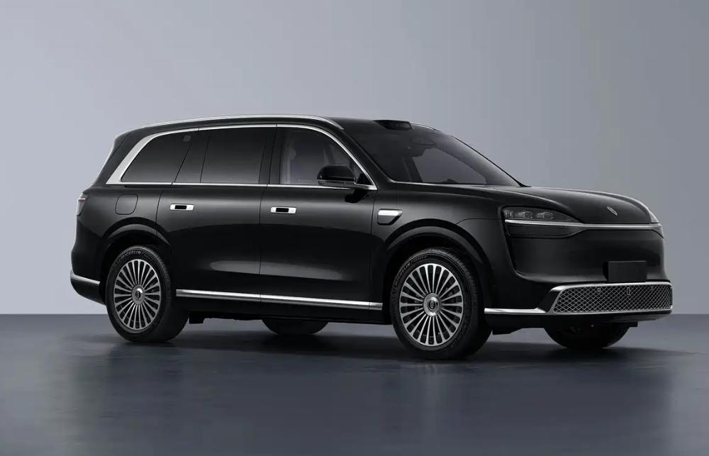 日前，工信部曝光新款问界M9申报图，M9L未现身。新车外观升级，贯穿式灯组整体化