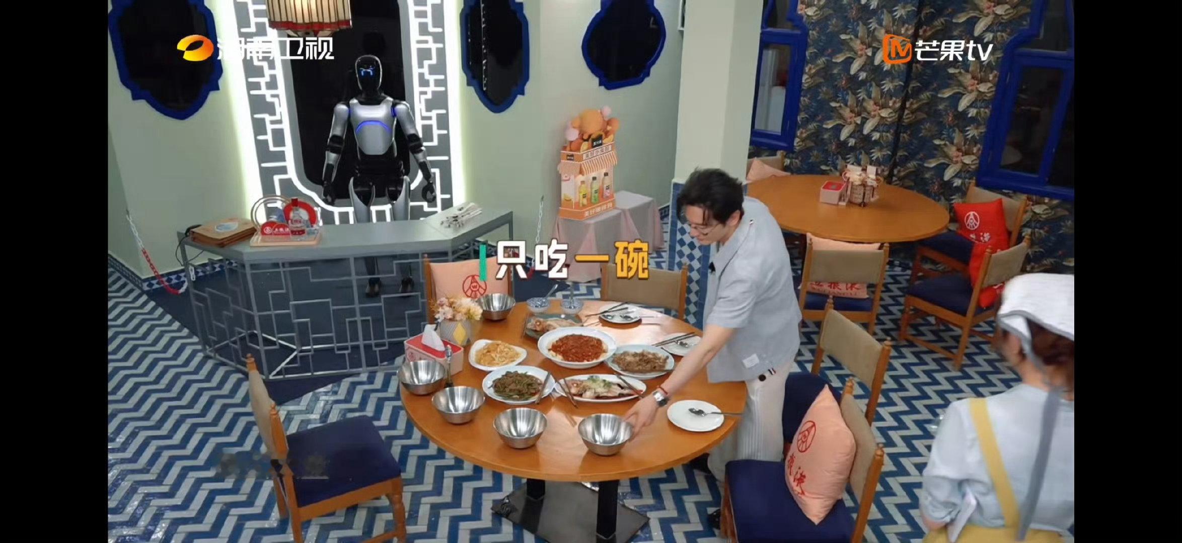 黄晓明[超话]黄晓明用盆干饭人狠话不多中餐厅中餐厅名场面救命！黄晓明吃员工餐用店