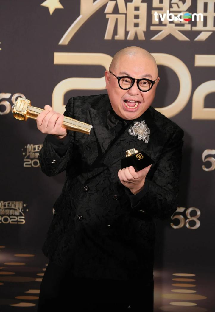 TVB回应林盛斌打烂奖杯TVB颁奖礼上的奖杯是仿制品 据港媒，在TVB颁奖典礼领