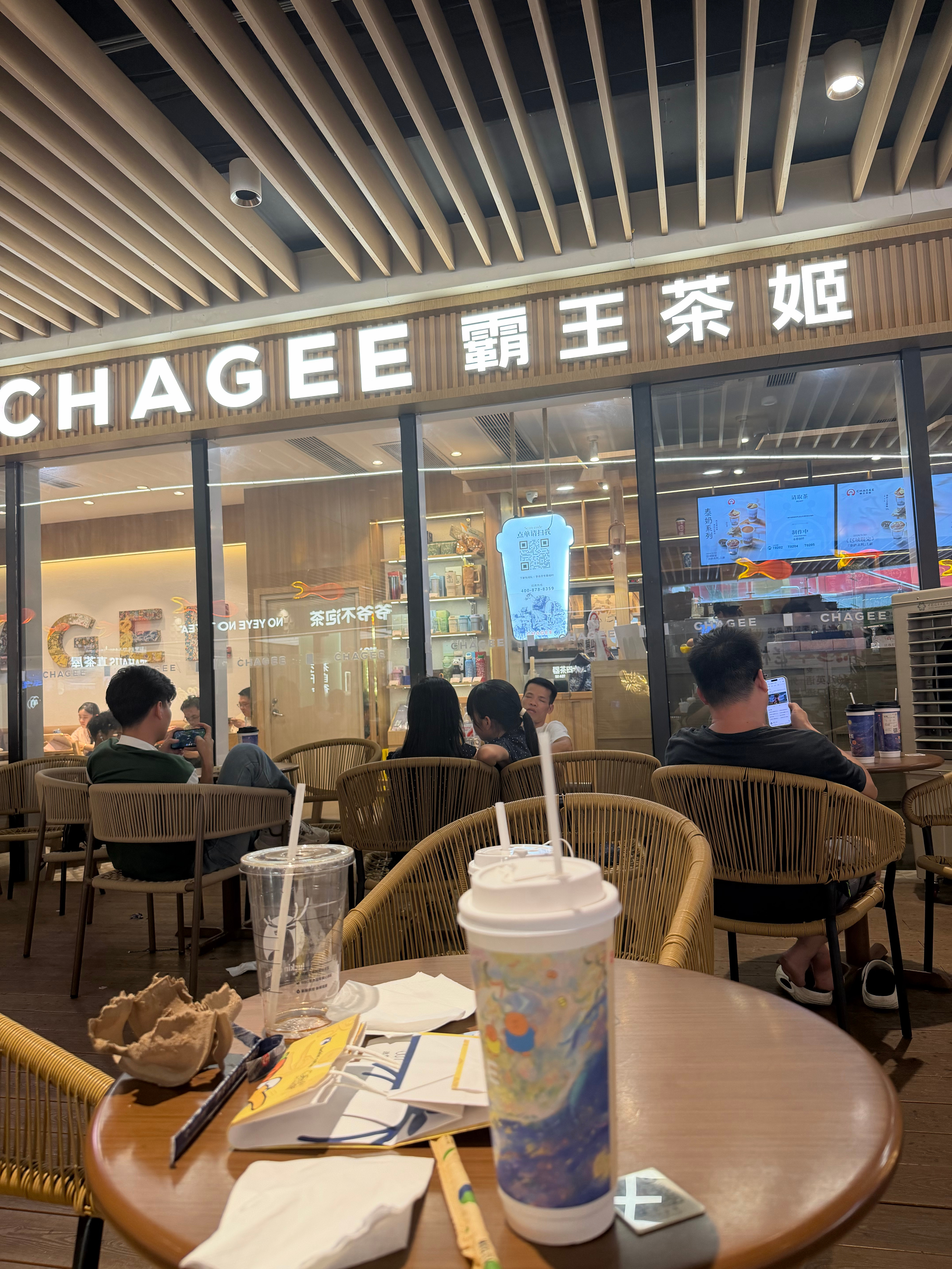 也来赶赶十一的热潮，来大城市喝杯奶茶都要等十几分钟，太多人了[笑cry] ​​​