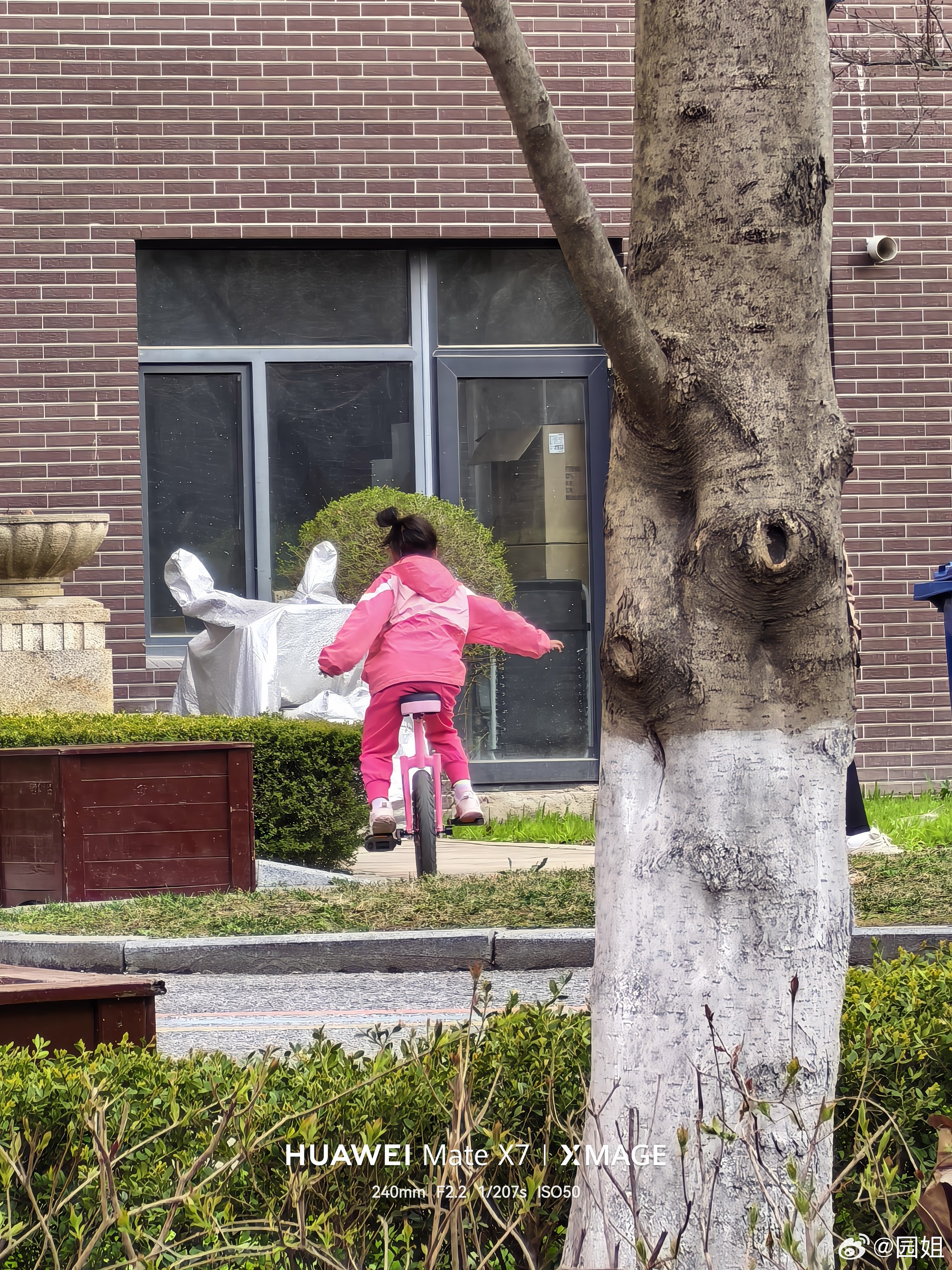 这孩子的玩具有点难度了，独轮车，骑的还挺好。 