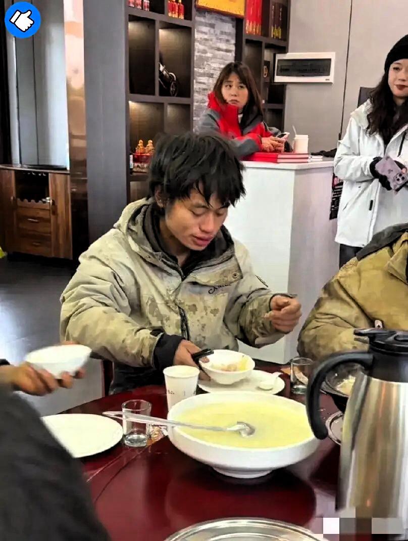 饿41天不下山干饭？
林北的操作让全网炸了！

七星山荒野求生刚落幕。别人冲下