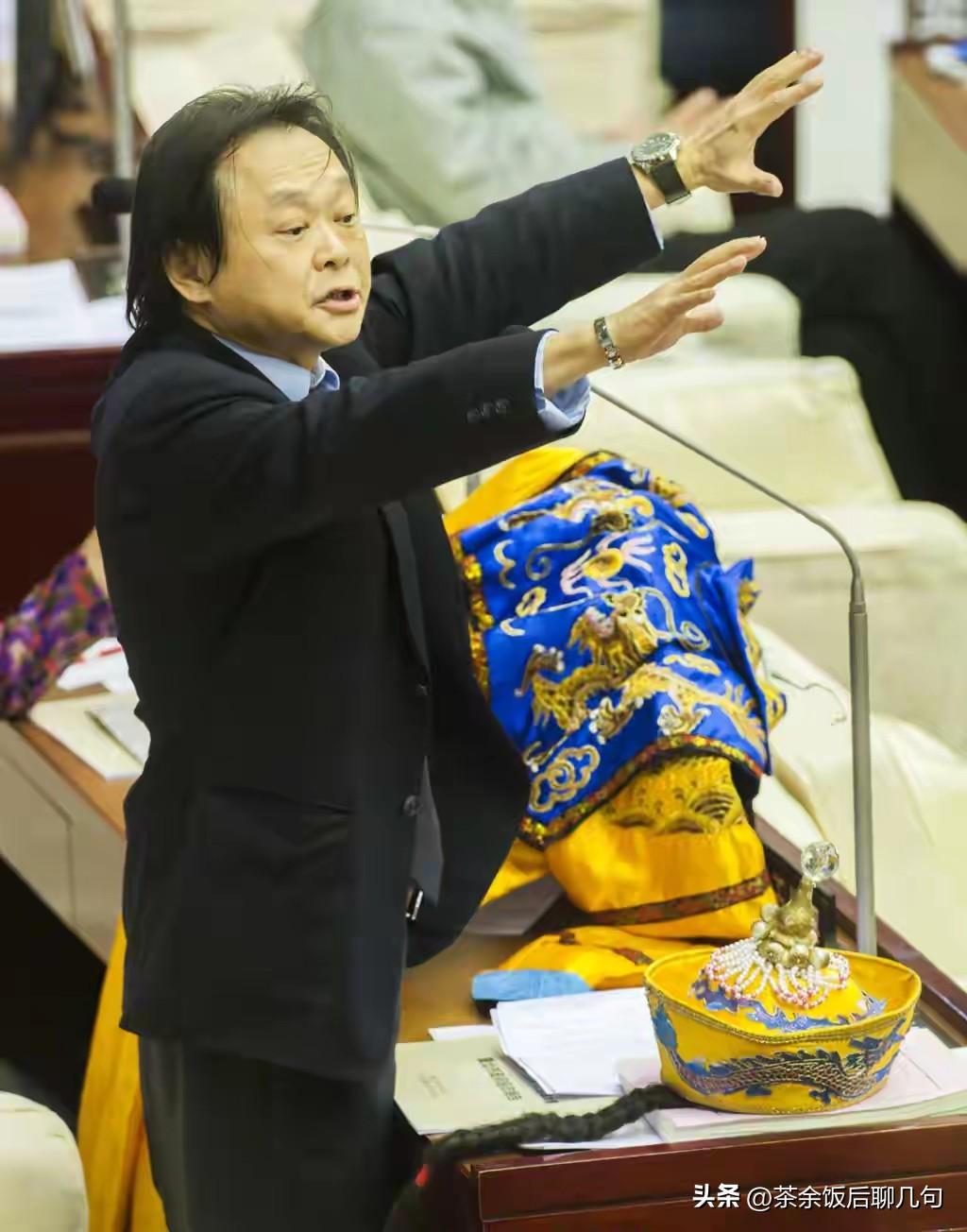 你说奇怪不奇怪？王世坚外号“扶龙王”，可是好像扶蓝白都能成王，扶自己人却扶不起来