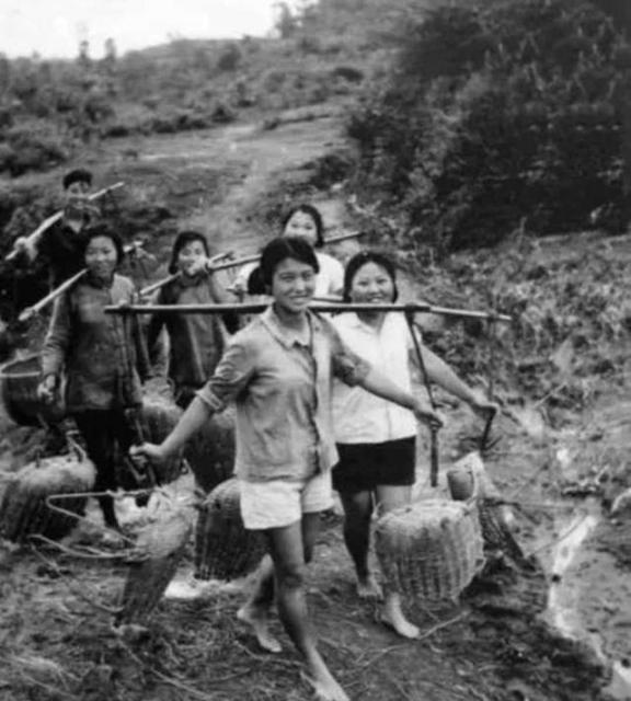 1978年，女知青李亚茹返城前夜，颤抖地揭开上衣对丈夫说：“今晚，再做最后一次夫