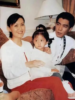 1989年，22岁的歌手屠洪刚在美国演出时，遇到了年仅19岁的中美混血美女黛西，