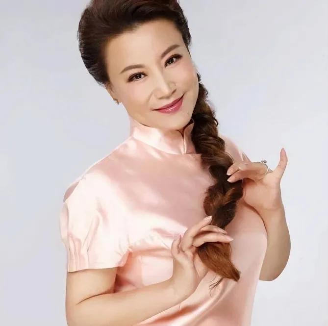 2004年，45岁王为念净身出户，与小香玉离婚。没多久，小香玉带着王为念的家产，