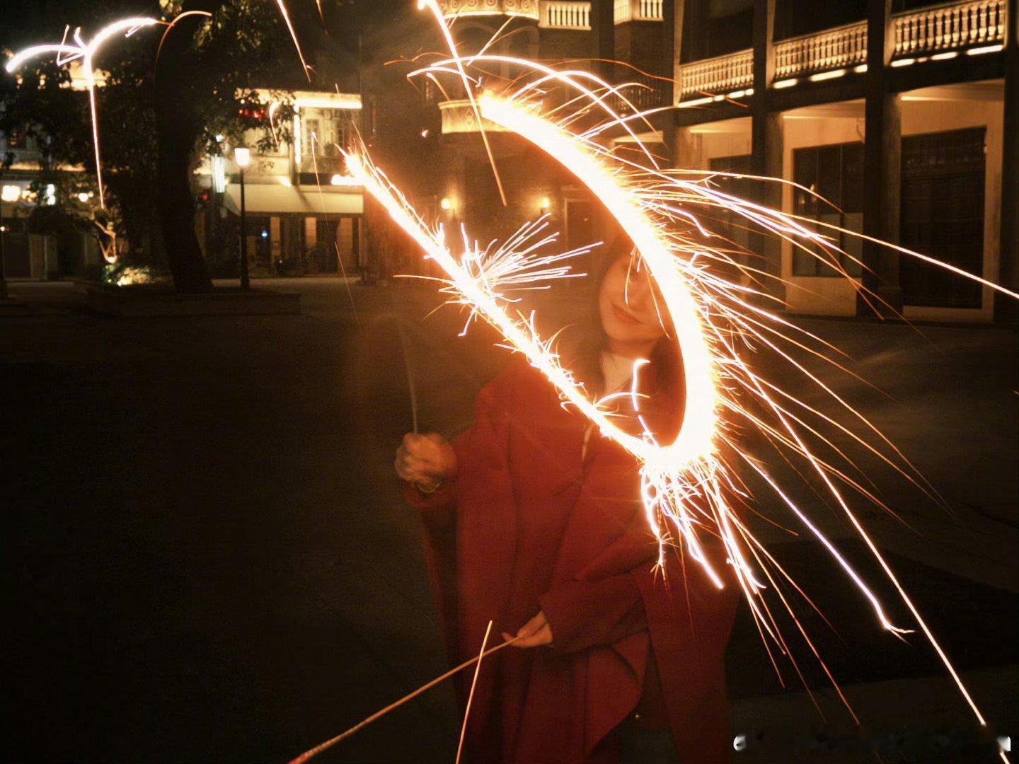 谭松韵来给大家拜晚年 有没有视频看！ 