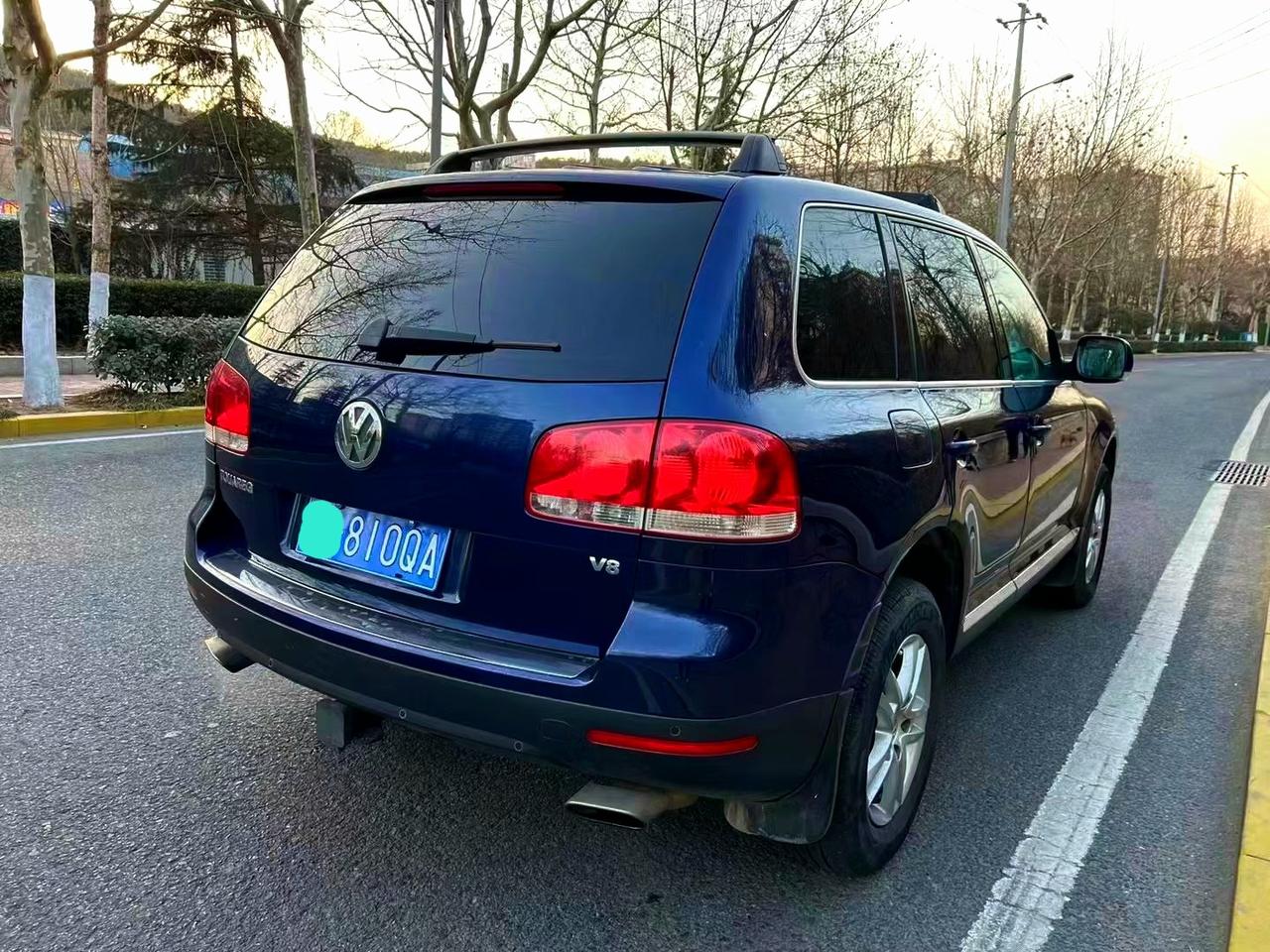 首先这台大众途锐他们在低配这里没有配备空气悬架，其次就是它的发动机非常的可靠。另