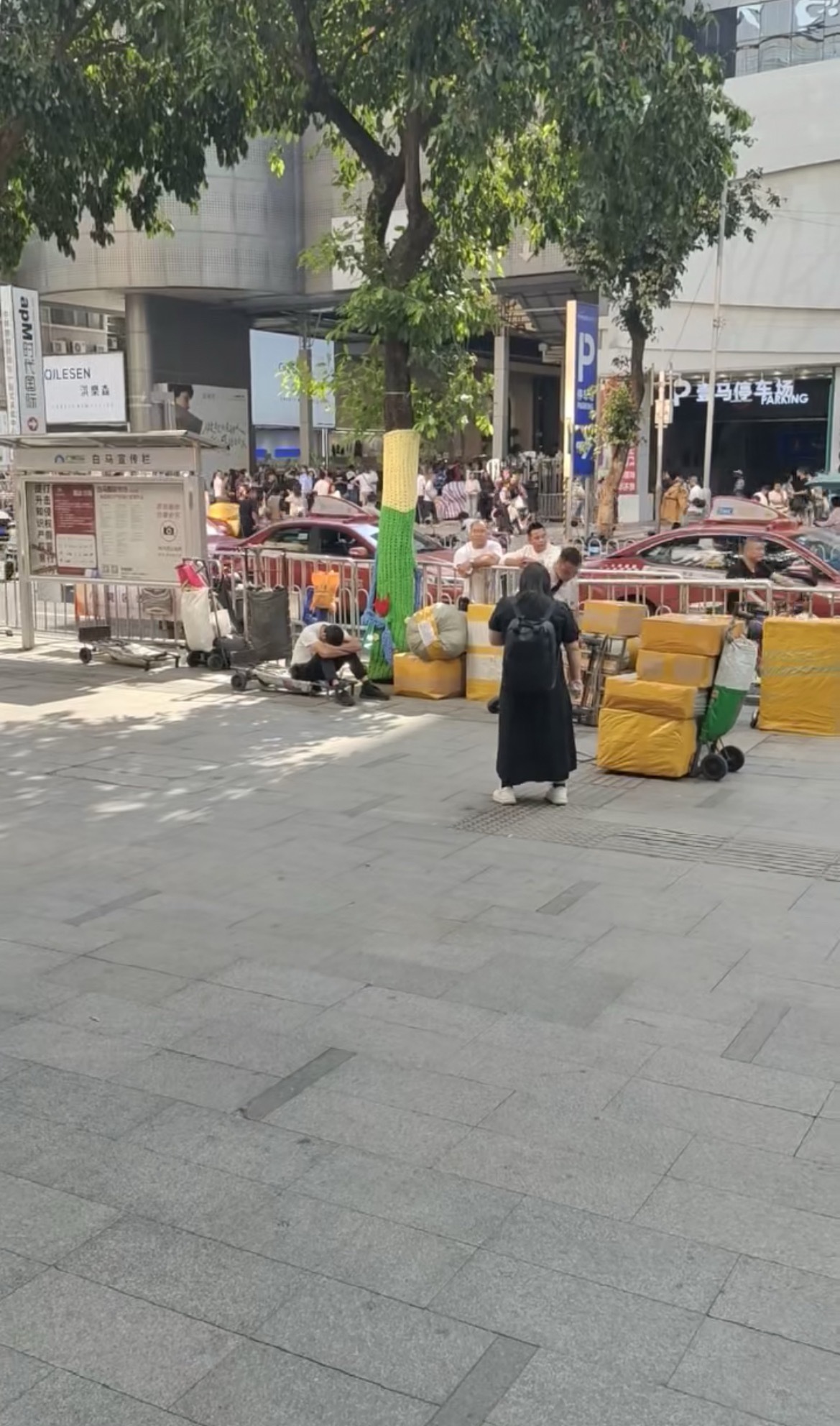 没开玩笑广州有几千老板在拿你们过年要穿的衣服走进去说零售都不理的[微笑] ​​​