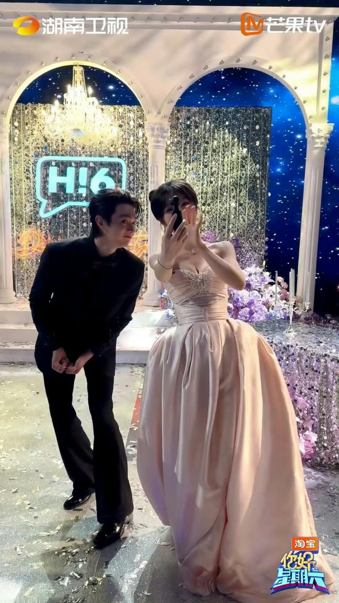 田曦薇许凯拍立得哈哈哈他们俩太养眼好看啦 势均力敌的两张脸 ​​​