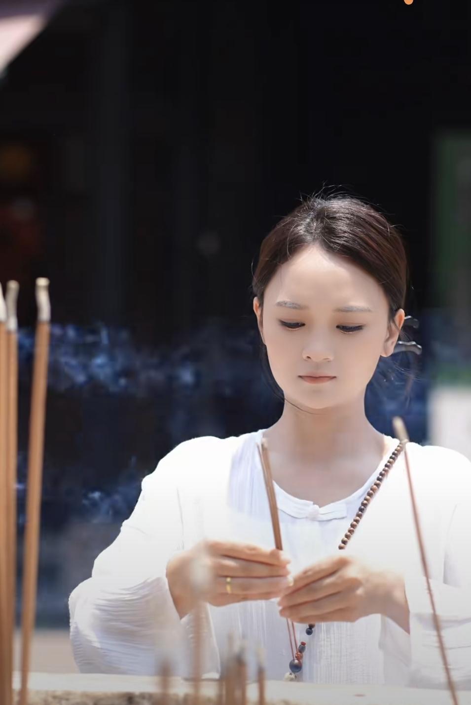小成成跟着吴晓慧这个后妈不会差到哪里去。吴晓慧因为小二娃而被大众所知晓。她说话做
