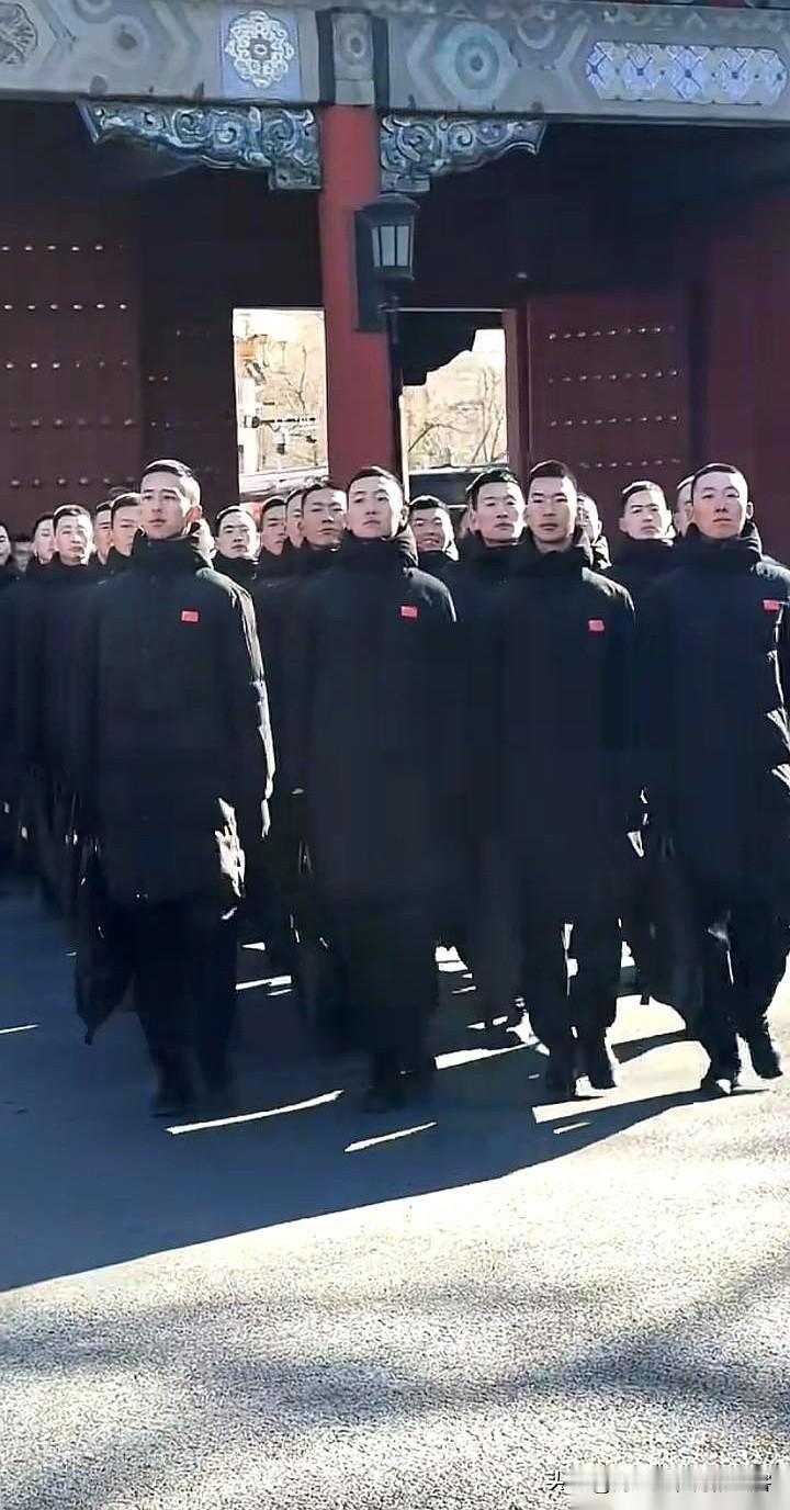 想去首都当兵？

先把你爹妈请出房间。

接兵的、派出所的、街道的，三拨人，就这