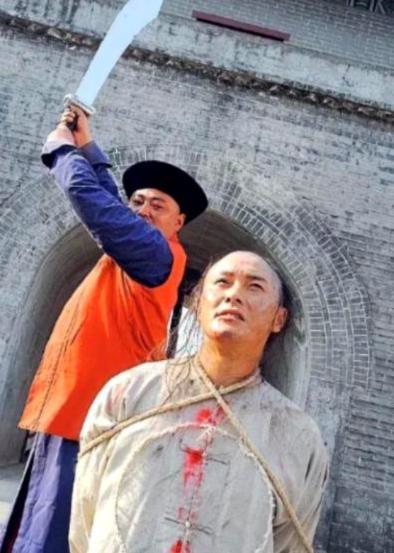 1661年，金圣叹引颈就戮之际，忽附耳对刽子手低语：