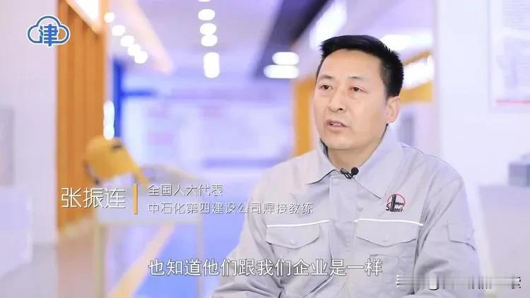 人大代表张振连建议对现行居民身份证制度进行三项升级。

首先，他主张身份证上不再