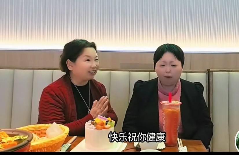 杜大娘给闺女过生日，大娘打扮的比她闺女还精神。你说杜大娘儿子没了，就剩下这个傻闺