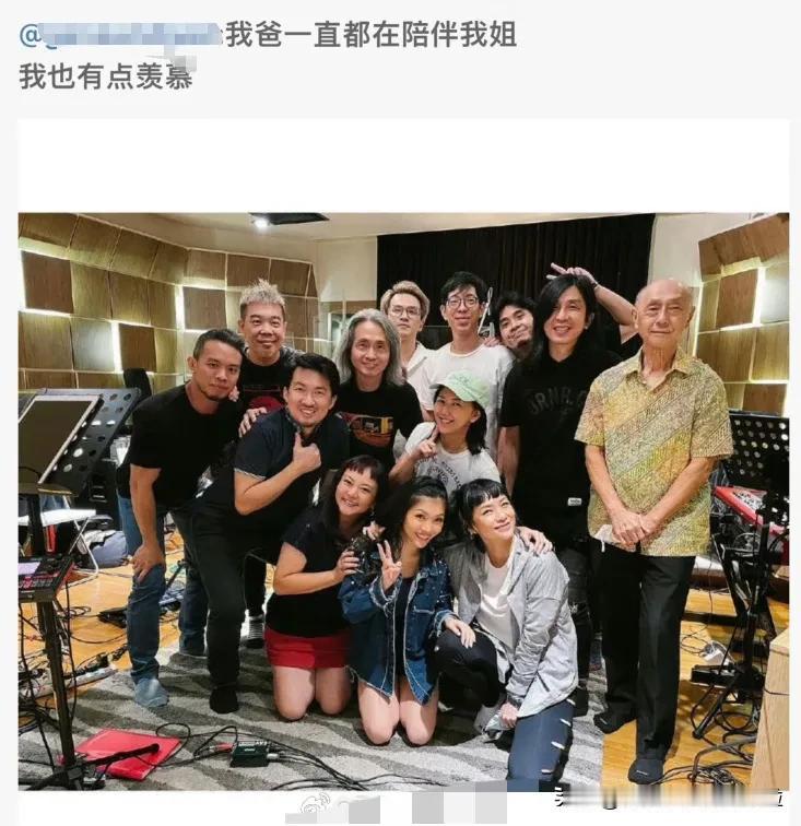 孙燕姿妹妹跟她断绝关系的主要因素：
1.父母偏心  
2.姐姐太优秀
3.因为姐