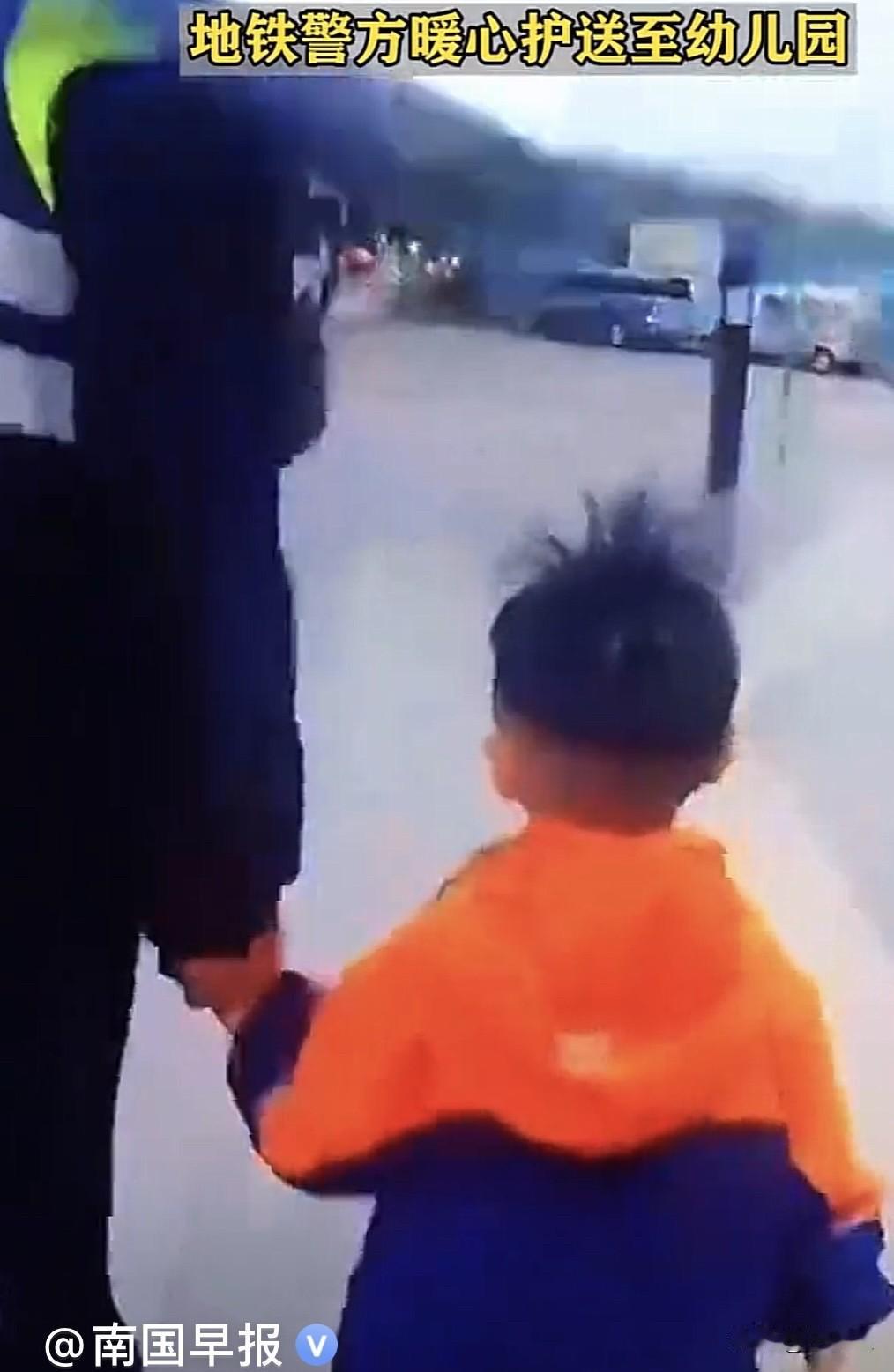 近日，广西南宁一四岁男童不知什么原因，反正是他自己一个人上了地铁要去幼儿园，才四