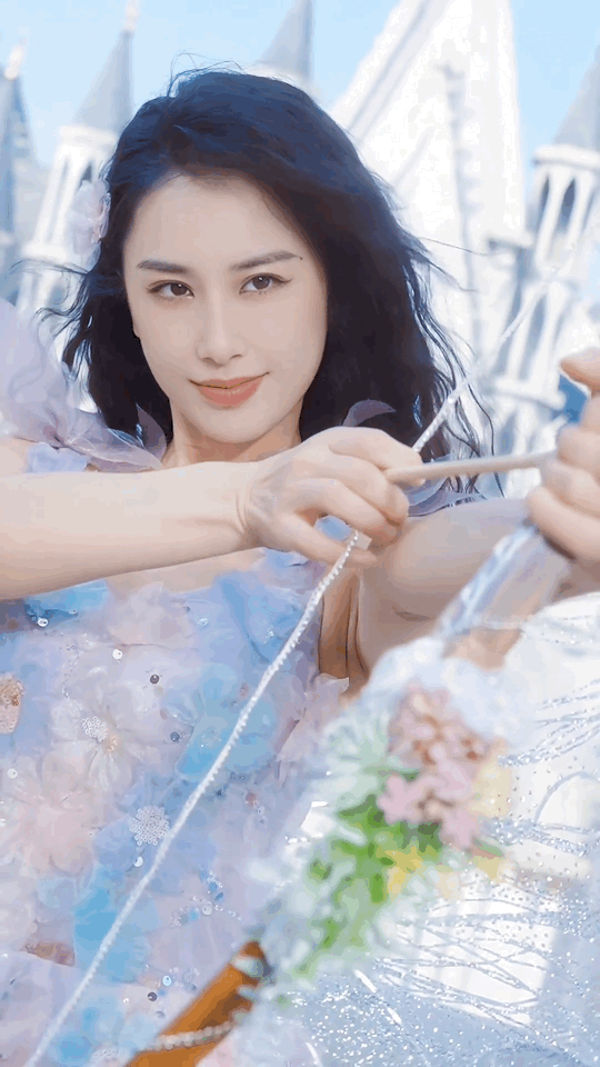 感觉这男人特别爱表现，总担心被别人忽略[允悲]很害怕别人无视他，一秒都不行，所以