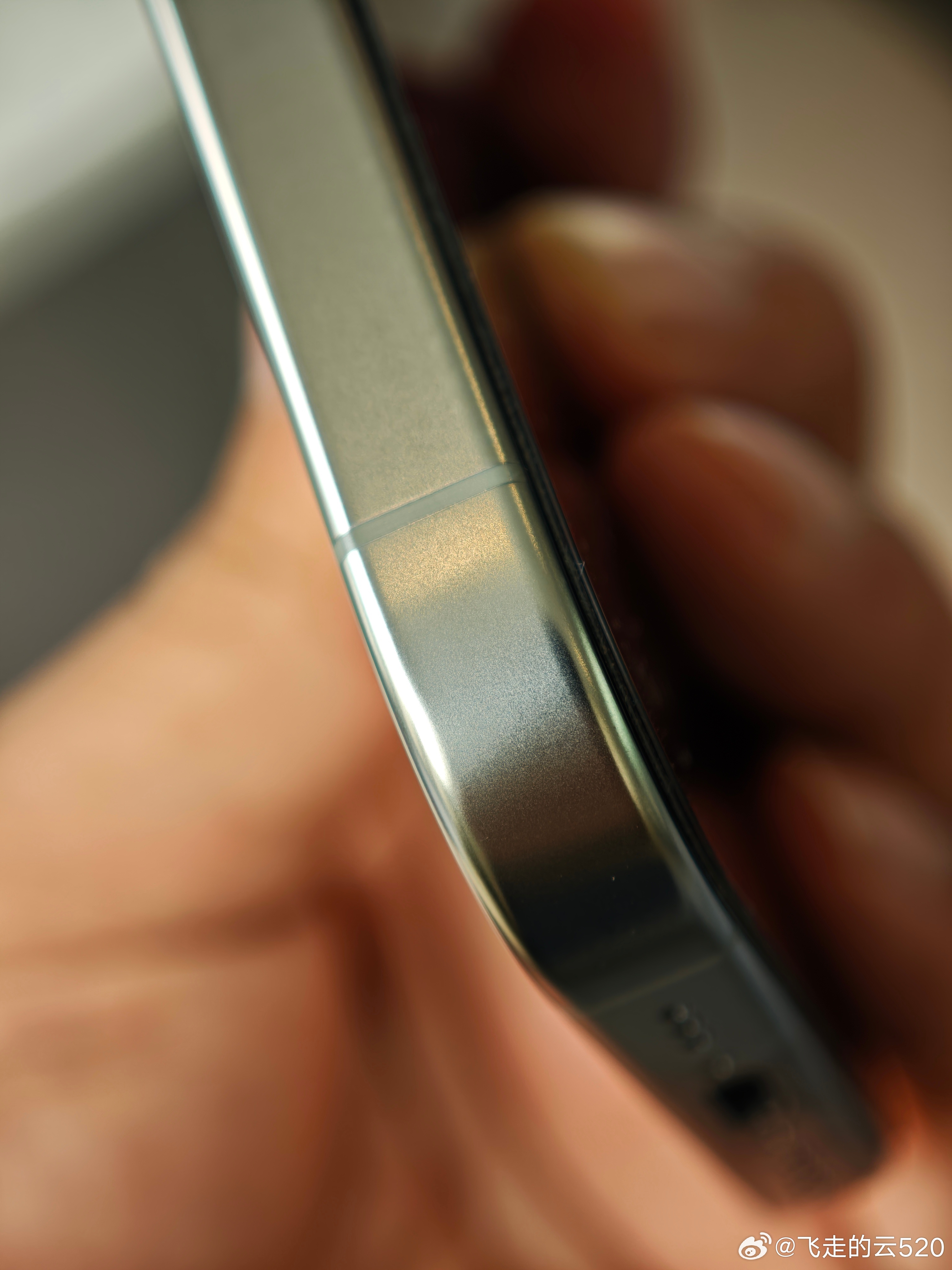 看到微博群里的朋友说沉迷抛光钛合金我还是喜欢喷砂钛合金16pro yyds 