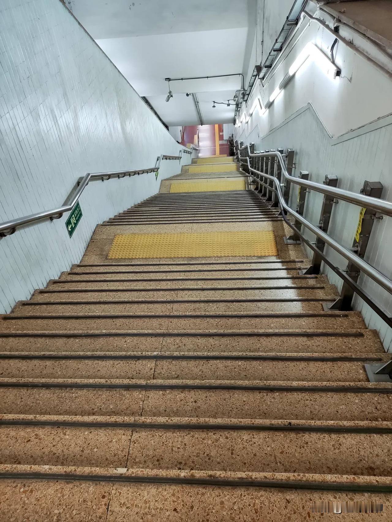 看见复兴门地铁楼道，岁月的磨痕可见，阅历的故事又不知多少？说说你看见的感受吧……