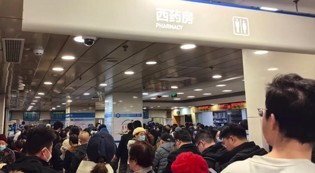 2025年民营医疗行业遭遇寒潮，全年超2600家民营医院退场，诊所和医院门诊量大