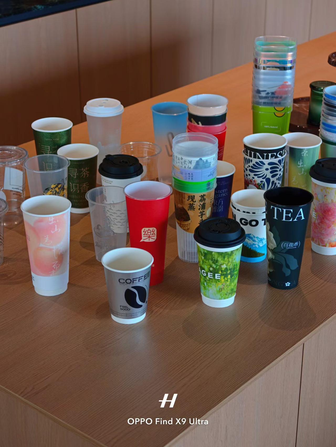 真心话茶局收集了一桌子的奶茶杯，每一只都装过不同的夏天。从不同品牌的杯身设计里，